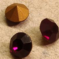 Rubin farvede krystaller, 7 mm. i diameter.
